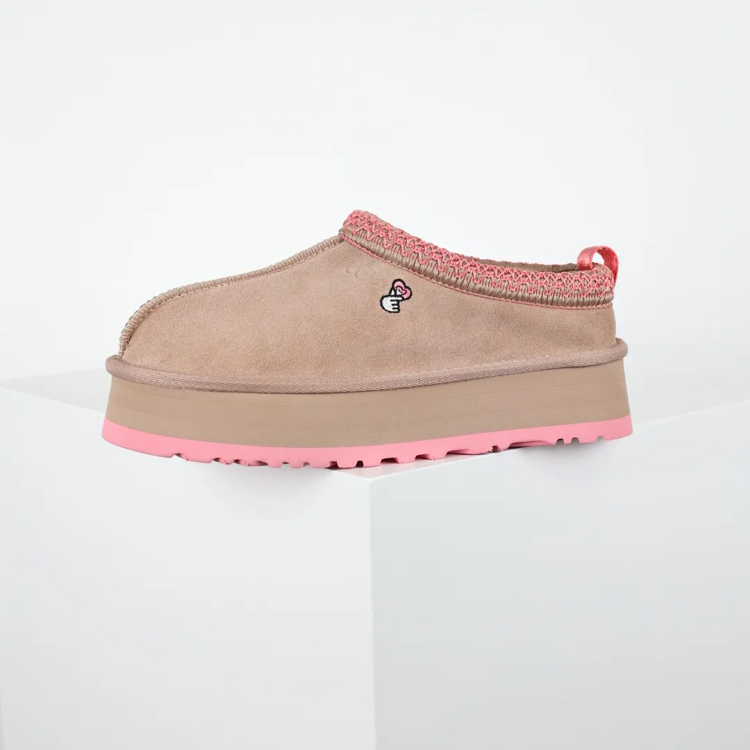 Copy price 💰560 Core recommendation of good price 5cm thick sole, independently developed original outsole, cashmere insole, keeping warm in winter, suitable for home use. In the new year, uug launched a style series, which is partially geared towards the preferences of young consumers. It has also moved to the forefront of fashion trends. Shoe body material, water-repellent coated suede upper, 17 mm UGGPURE™ implanted wool insole, lightweight non-slip and comfortable rubber outsole, with brand LOGO and trademark, with full package Size: 35 36 37 38 39 40